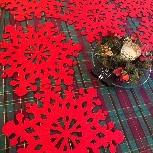 Snowflake placemats, red felt, cutout, set of 8, EUC - Picture 1 of 4